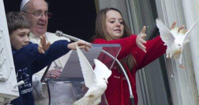 Un soim a fost "angajat" sa pazeasca porumbeii Papei Francisc