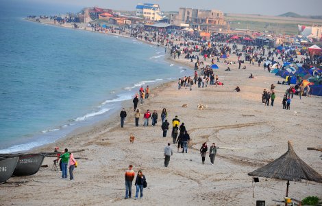 Minivacanța de 1 Mai. Cât trebuie să scoată românii din buzunare pentru distracție, pe litoral