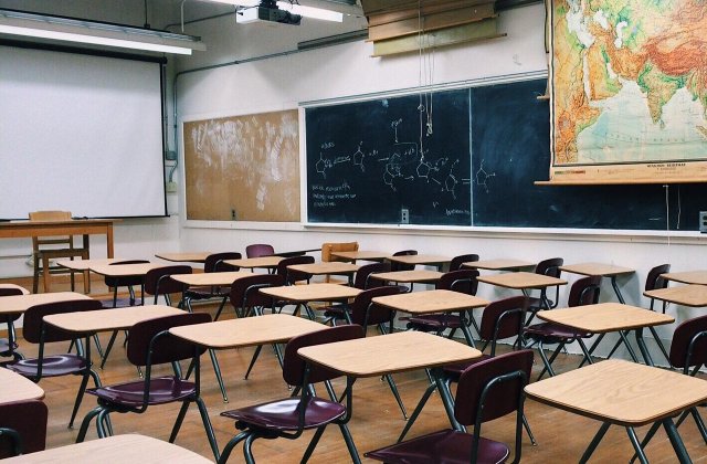 O scoală din Capitală vrea să exmatriculeze elevii care se vopsesc. Pentru droguri, se scade nota la purtare 