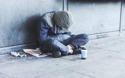 Un român fără adăpost doarme...