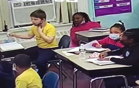 VIDEO O profesoară din SUA a salvat de la moarte un elev care s-a înecat cu un dop