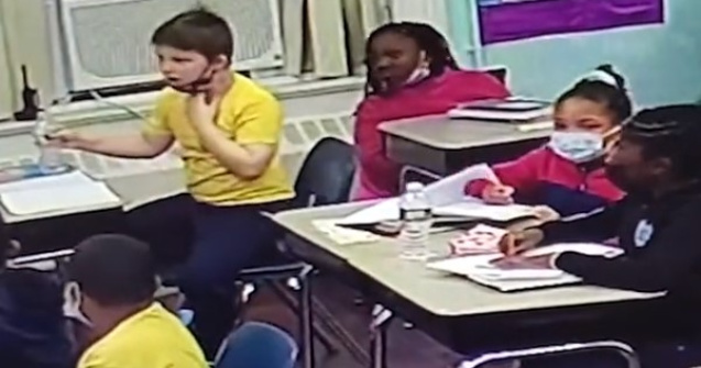 O profesoară din SUA a salvat de la moarte un elev care s-a înecat cu un dop