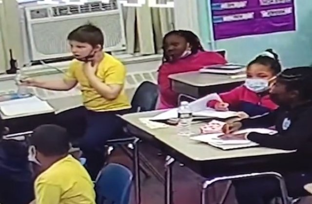 VIDEO O profesoară din SUA a salvat de la moarte un elev care s-a înecat cu un dop 