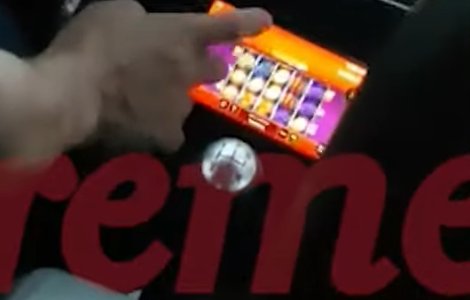 VIDEO Un șofer de taxi, filmat când juca la jocuri de noroc în timpul unei curse