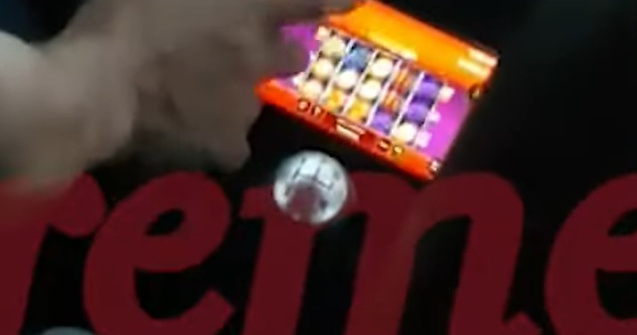 VIDEO Un șofer de taxi, filmat când juca la jocuri de noroc în timpul unei curse