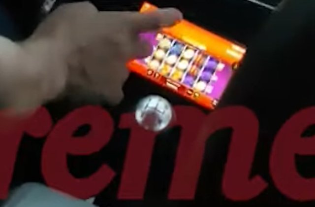 VIDEO Un șofer de taxi, filmat când juca la jocuri de noroc în timpul unei curse