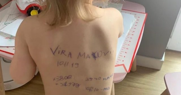 Femeia care a scris datele de contact pe spatele fiicei sale a ajuns în Franța