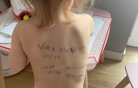 Femeia care a scris datele de contact pe spatele fiicei sale a ajuns în Franța