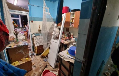 Explozie urmată de incendiu într-un bloc din Constanța. 90 de persoane evacuate