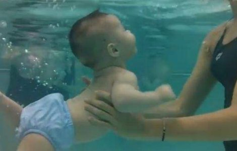  Video  Emotionat! Bebelusi care inoata alaturi de parinti