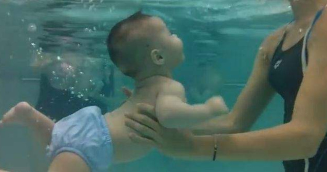  Video  Emotionat! Bebelusi care inoata alaturi de parinti