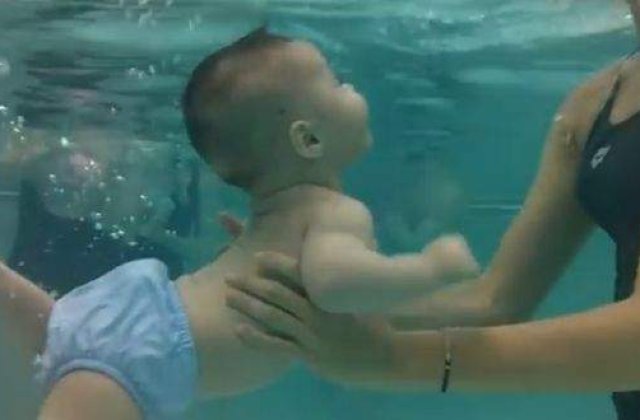 [VIDEO] Emotionat! Bebelusi care inoata alaturi de parintii lor