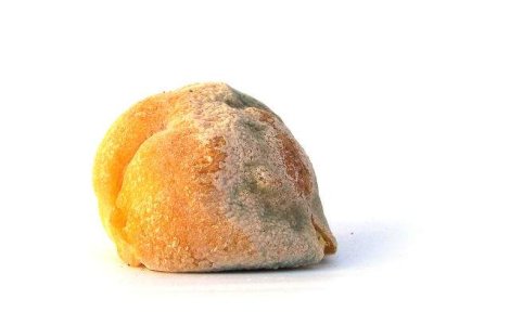 Portocale stricate si ceasuri cu numele edililor, pentru elevi cu ocazia Pastelui