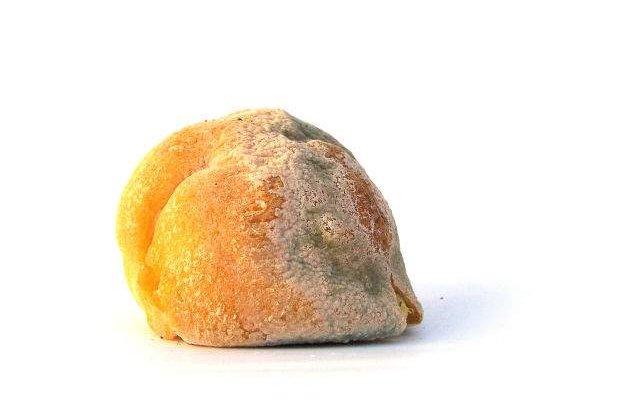 Portocale stricate si ceasuri cu numele edililor, pentru elevi cu ocazia Pastelui