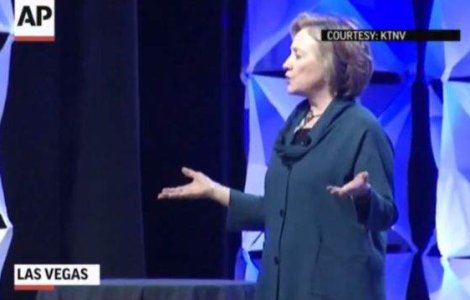 Hillary Clinton, atacata cu un pantof in timpul unei conferinte
