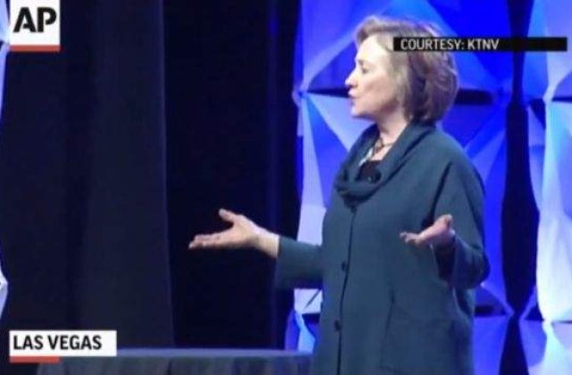 [VIDEO] Hillary Clinton, atacata cu un pantof in timpul unei conferinte