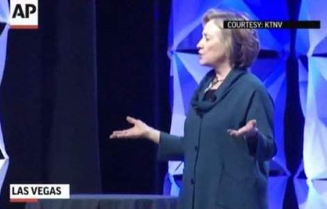 Hillary Clinton, atacata cu un pantof in timpul unei conferinte