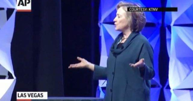 Hillary Clinton, atacata cu un pantof in timpul unei conferinte