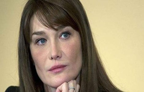 Carla Bruni va modera o emisiune la postul de radio BBC2
