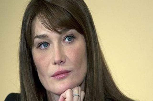 Carla Bruni va modera o emisiune la postul de radio BBC2