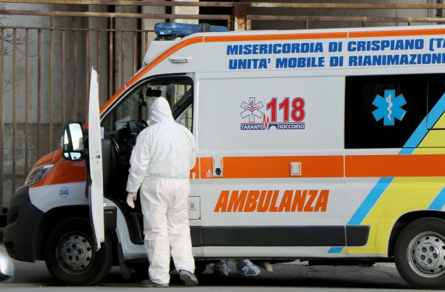 Italia: Un bătrân luat cu ambulanța avea la el 300.000 de euro și cheile de la mai multe mașini de lux