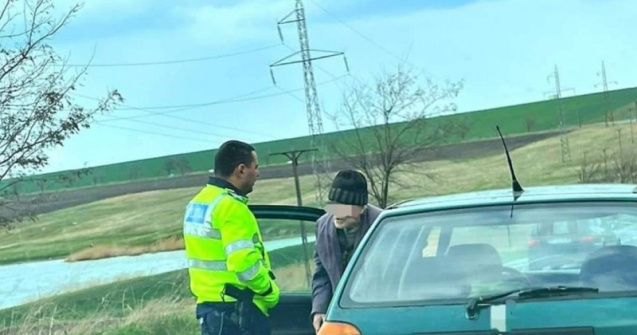 Un bătrân de 91 de ani, prins în timp ce conducea fără permis, în Botoșani
