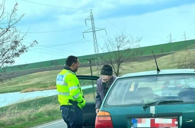 Un bătrân de 91 de ani, prins în timp ce conducea fără permis o mașină cu numere false 