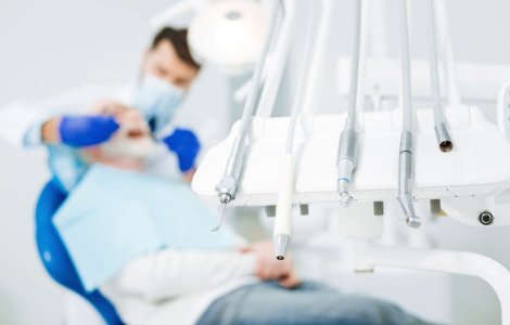 Un chirurg stomatolog și soția sa au fost condamnați la închisoare pentru fraude cu fonduri europene