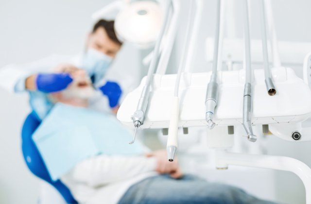 Un chirurg stomatolog și soția sa au fost condamnați la închisoare pentru fraude cu fonduri europene