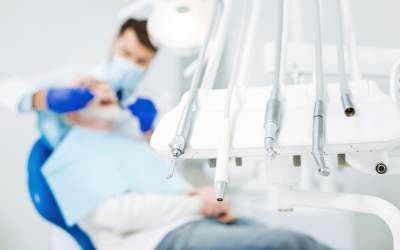 Un chirurg stomatolog și...