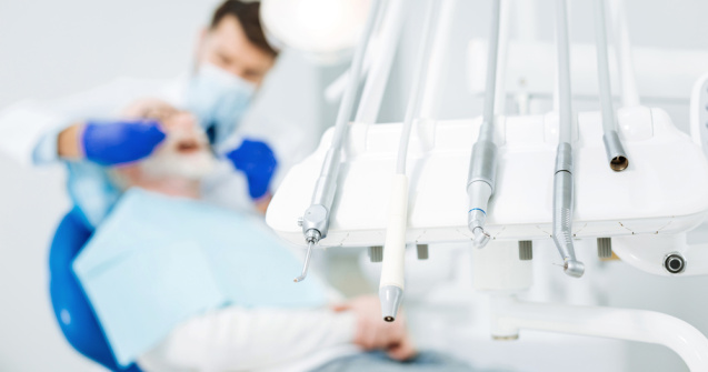 Un chirurg stomatolog și soția sa au fost condamnați la închisoare pentru fraude