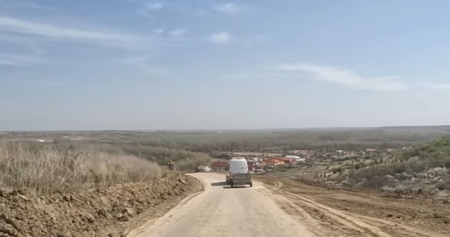 Drum închis. Zeci de oameni, izolați de expres Craiova- Pitești, din neglijență