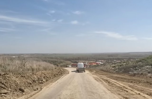 Zeci de oameni, izolați de drumul expres Craiova-Pitești din cauza neglijenței. Primăria a uitat să ceară cale de acces către locuințe și fabrici 