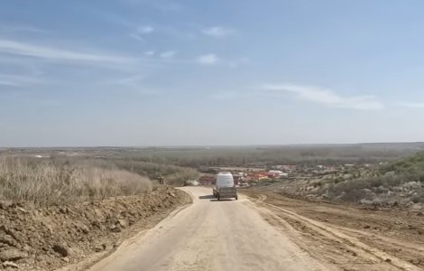 Zeci de oameni, izolați de drumul expres Craiova-Pitești din cauza neglijenței. Primăria a uitat să ceară cale de acces către locuințe și fabrici