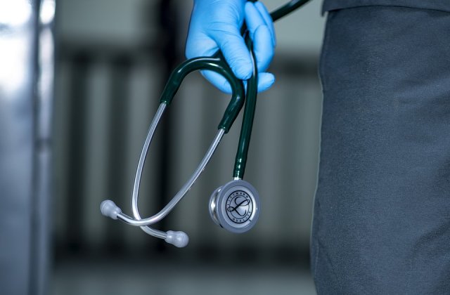 A murit medicul Naum Ciomu, cunoscut pentru că a secționat penisul unui pacient