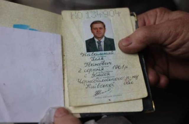 Paşaportul unui bărbat pe nume Navalnîi, găsit lângă un cadavru din Bucha. Opozantul lui Putin spune că soldații ruși l-au ucis pe individ pentru că avea același nume cu al lui 