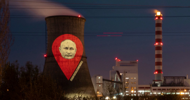 FOTO Chipul lui Putin, proiectat pe rafinăria Lukoil din Ploiești