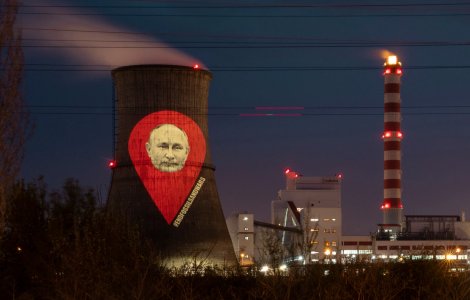 FOTO Chipul lui Putin, proiectat pe rafinăria Lukoil din Ploiești