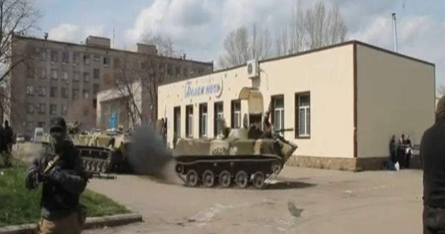  Video  Separatistii rusi se distreaza cu un blindat capturat