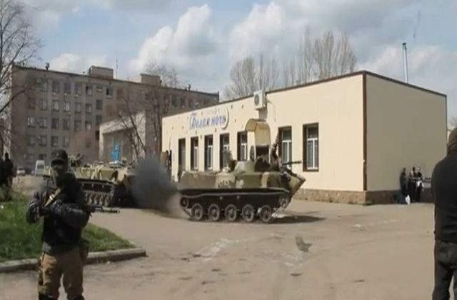 [VIDEO] Separatistii rusi se distreaza cu un blindat capturat