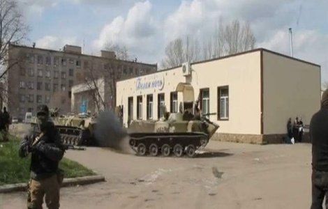  Video  Separatistii rusi se distreaza cu un blindat capturat