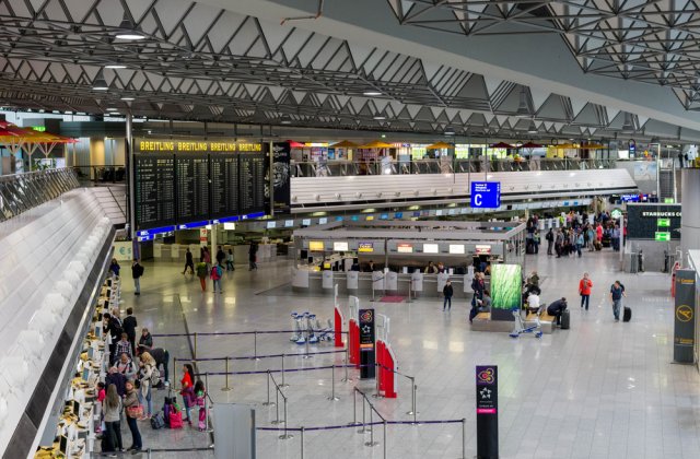 O familie de români a făcut un scandal monstru pe un aeroport din Germania. Un ofițer a fost mușcat și zgâriat