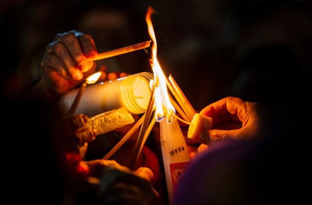 Lumina Sf&acirc;ntă de la Ierusalim va fi adusă s&acirc;mbătă seara &icirc;n Rom&acirc;nia