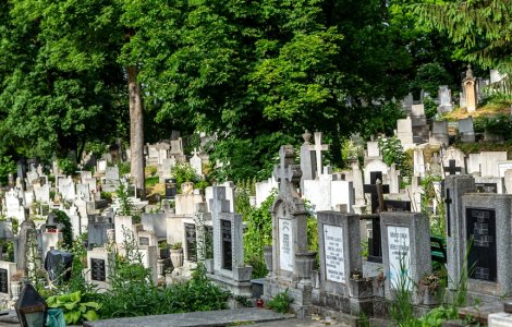 Un bărbat a intrat cu maşina într-un cimitir din Cluj
