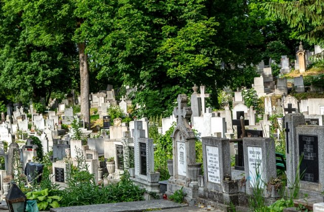 Un bărbat a intrat cu maşina într-un cimitir din Cluj