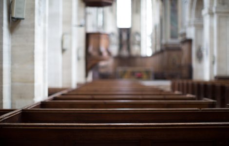 Un preot dintr-o biserică din Franţa a fost înjunghiat chiar în ziua alegerilor