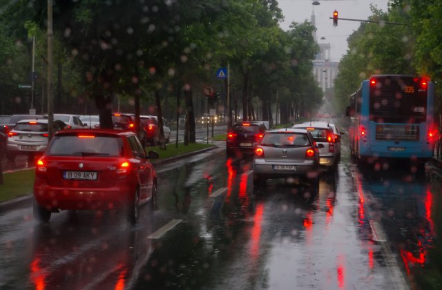 Prognoza meteo - 25 aprilie 2022. Cer &icirc;nnorat, pe alocuri ploi și descărcări electrice