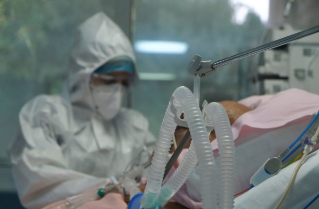 Un bărbat din Marea Britanie a fost infectat cu COVID-19 timp de 505 zile