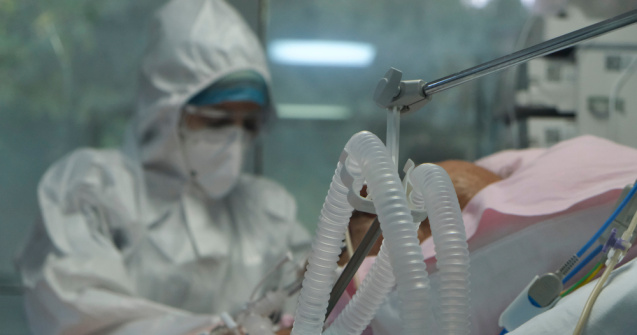 Un bărbat din Marea Britanie a fost infectat cu COVID-19 timp de 505 zile