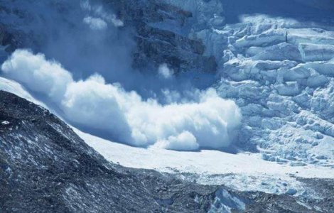 Peste 10 oameni au murit in Everest in urma unei avalanse